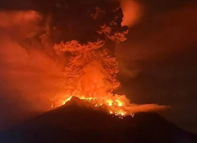 उत्तरी इन्डोनेसियामा ज्वालामुखी विष्फोट हुँदा ११ हजारभन्दा बढी विस्थापित